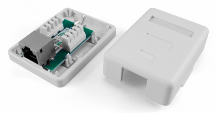   Hyperline SB1-1-8P8C-C5E-SH-WHRJ45 1 .5E FTP . (.:1)  